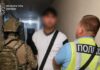 У Києві ремонтник напав з ножем і гранатою на пенсіонерку та пограбував її