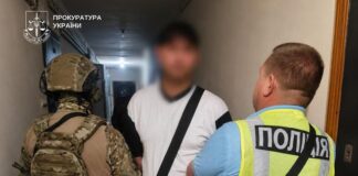 У Києві ремонтник напав з ножем і гранатою на пенсіонерку та пограбував її