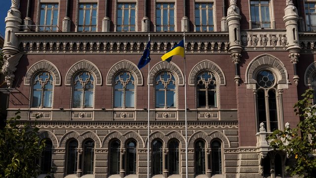 Офіційний курс гривні послабився до нового історичного мінімуму 44,3023 грн/$1