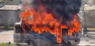 В Одесі пасажири самотужки рятувалися з рейсового автобуса, який спалахнув посеред дороги