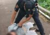 Агресивний чоловік із ножем налякав людей в Одесі: його затримала поліція