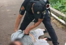 Агресивний чоловік із ножем налякав людей в Одесі: його затримала поліція
