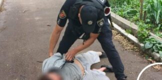 Агресивний чоловік із ножем налякав людей в Одесі: його затримала поліція
