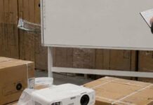 Інтерактивні дошки за завищеними цінами: ексчиновниця з Одеси отримала підозру