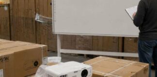 Інтерактивні дошки за завищеними цінами: ексчиновниця з Одеси отримала підозру