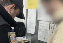 На Одещині троє братів і їхній друг під час блекауту вдерлися до житла літніх людей та погрожували їм ножем заради 12 тисяч гривень