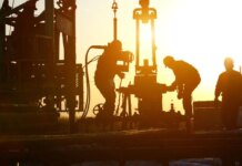 Нефть Brent превысила $82 после ударов Ирана в Ормузском проливе