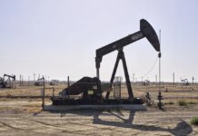 Нефть дешевеет третий день подряд после договорённости Ирана и Омана по Ормузскому проливу