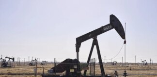 Нефть дешевеет третий день подряд после договорённости Ирана и Омана по Ормузскому проливу