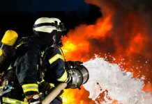 Вражеская атака на Киев: пожары в Голосеевском и Оболонском районах, горят резервуары с топливом