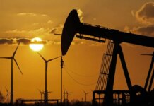 Нефть несколько снижается на фоне переговоров Омана и Ирана по вопросу Ормузского пролива — Reuters