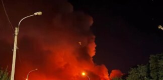"Ймовірно вже не зможуть загасити": у Донецьку після атаки дронів спалахнув ТЦ "Галактика"