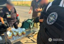 Тушонка з «сюрпризом»: на Одещині 19-річну дівчину спіймали з трьома кілограмами психотропу