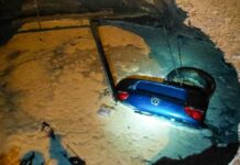 Дорога знову «проковтнула» авто: в Одесі легковик повністю провалився під землю