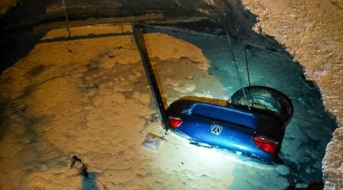 Дорога знову «проковтнула» авто: в Одесі легковик повністю провалився під землю