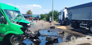 Смертельна аварія під Одесою: мікроавтобус зіткнувся з двома вантажівками
