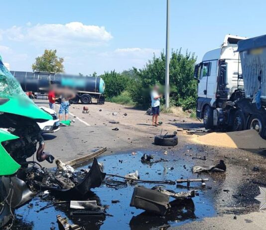 Смертельна аварія під Одесою: мікроавтобус зіткнувся з двома вантажівками