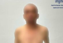 В Одесі чоловік стільцем розтрощив лобове скло авто незнайомцю