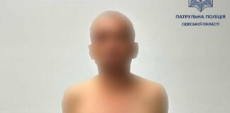 В Одесі чоловік стільцем розтрощив лобове скло авто незнайомцю