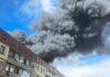 Удар БПЛА рф по Дніпру спричинив пожежу на складах, є поранені