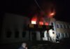 Ворог атакував дроном ліцей під Києвом, спалахнула пожежа
