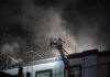 У Києві дрони влучили в офісну будівлю, уламки впали у двох районах
